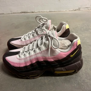 Nike Air Max 95 - Storlek 38,5. Använda några fåtal gånger men i jättebra skick, väl omhändertagna. 