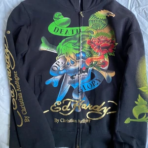Ed hardy hoodie - Äkta Ed Hardy hoodie, sjukr snygg och är i princip toppskick. Den sitter väldigt fint på också, skriv för bilder eller frågor. Kommer bara att frakta tröjan. Frakten går på 78kr ❣️ köp direkt för 600kr ❣️