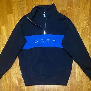 En Obey tröja i storlek S köpt 2021. Säljs pga att den inte används. Skick 9/10. Nypris på 995 kr. Köpare står för eventuell frakt. Bara att höra av dig om du har några frågor!