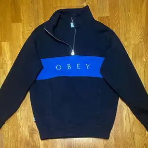 En Obey tröja i storlek S köpt 2021. Säljs pga att den inte används. Skick 9/10. Nypris på 995 kr. Köpare står för eventuell frakt. Bara att höra av dig om du har några frågor!