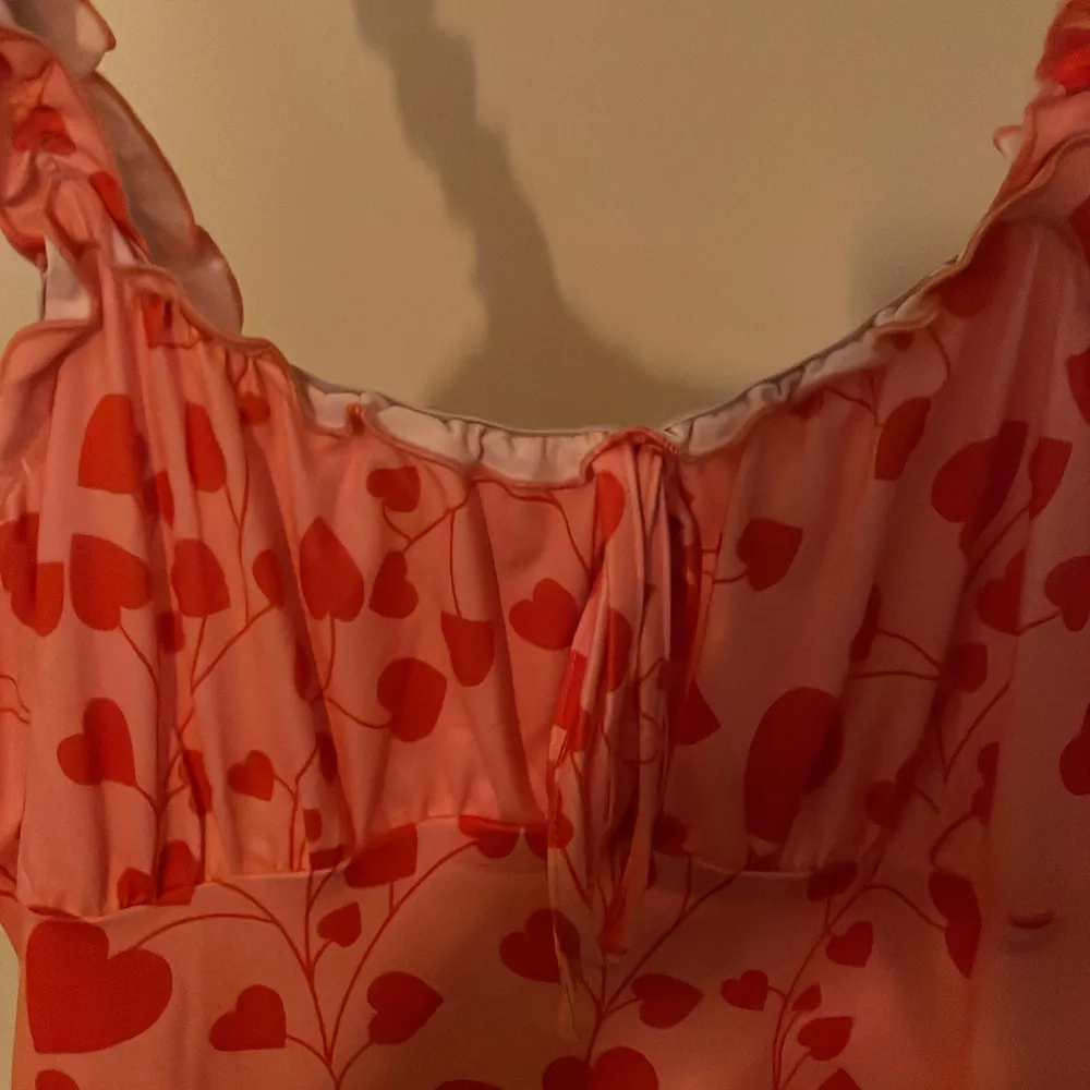 Rosarödklänning med hjärtan på, superfin!. Klänningar.