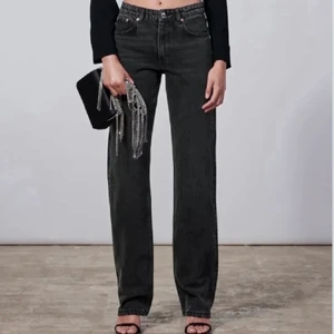 Zara jeans - Hej hej, säljer ett par raka Zara jeans i storlek 36. Bra skick men sitter för tajt kring låren för min smak,🌸 Fraktar endast💕
