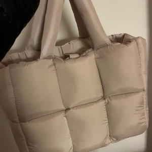 Puffer bag - Den är helt och hållet oanvänd med lappen kvar, så alltså i ny skick. Inköpt för ca 4 månader sedan men bara stått i garderoben sen dess. Tycker ni priset är högt kan man alltid höra av sig.  Köparen står för frakt 🤎