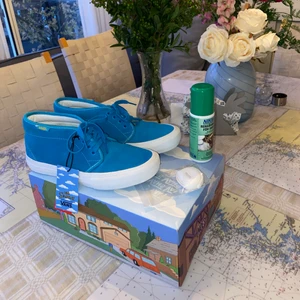 Chukka PRO Bart Simpsons Vans i strl 38 - Limited edition Simpsons skor, klassad som strl 38 men är aningen stora i storleken. Skorna är endast använda ett fåtal gånger och är i mycket bra skick. 