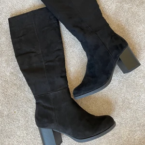 Stövletter - Stövletter med klack på ca 7cm i storlek 36, använda en gång så det är som nya