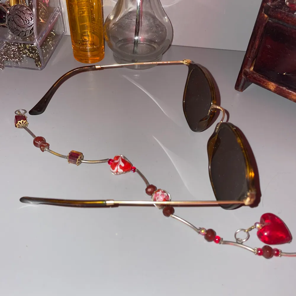 Säljer nu mina fina solglasögon som är äkta Ray-ban solglasögon vid värde runt 1000-1500kr. Jag har även bild bevis på dess nummer om man vill se det :)  Jag har inte användt dem så mycket så dom är i väldigt bra skick :) 29kr i frakt via postnord . Accessoarer.