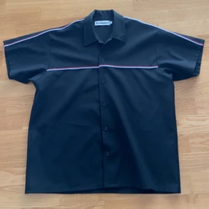 Revolution tröja - Revolution skjorta, bra passform och har ett skönt material.