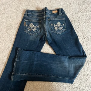 Lågmidjade jeans - Säljer dem här sjukt snygga lågmidjade jeansen då dem är för små för mig! Bara att höra av er om ni har några frågor! ( priset kan diskuteras vid snabb affär )