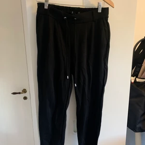 Svarta mjuka byxor  - Sköna mjuka byxor, aldrig använda. 