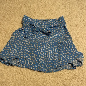 Zara kjol  - Supersöt blommig kjol från zara med avtagbart bälte. Superfin!🌸Använd ett par gånger men finns inga defekter och känns som ny💕