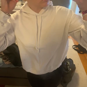 vit hoodie  - en vit hoodie från H&M som är i storlek S, säljer eftersom den tyvärr för liten för mig