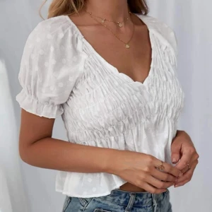 Söt topp - Super söt vit topp i oanvänt skick💓 säljer då den aldrig används och jag behöver bli av me en del kläder💓 storlek S men passar även xs/m beroende på passform och så💓 flera bilder eller frågor kommer privat💓