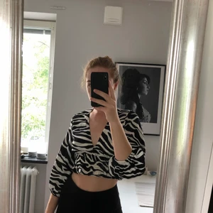 Zebrarandig - Nyskick från stadsmissionen och oklart var den är från först. Tunt svalt material.