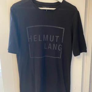 Helmut Lang T-shirt - Fint skick, hittar inga fel. Detta är en T-shirt som är mer oversize.