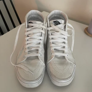 Vans Classic SK8-Hi triple white 38,5 - Höga, vita old skool Vans i storlek 38,5. Sparsamt använda och i gott skick, går att tvätta då märkena endast är ytliga. Nypris ca 800kr. Skicka meddelande för bud/fler bilder :)