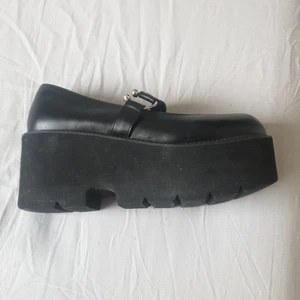 Platform skor 200kr - Platform skor 8cm hög. Går att lägga i sulor. Har en liten scratch men syns inte så mycket när man har på den.