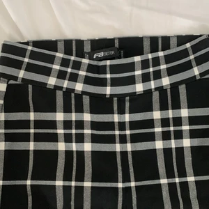 Byxor från new yorker - Helt oanvända byxor från new yorker, inköps pris 159kr. Dragkedja vid höften som en detalj. Fickorna är tyvärr fake. Ungefär 165cm långa. Storlek S