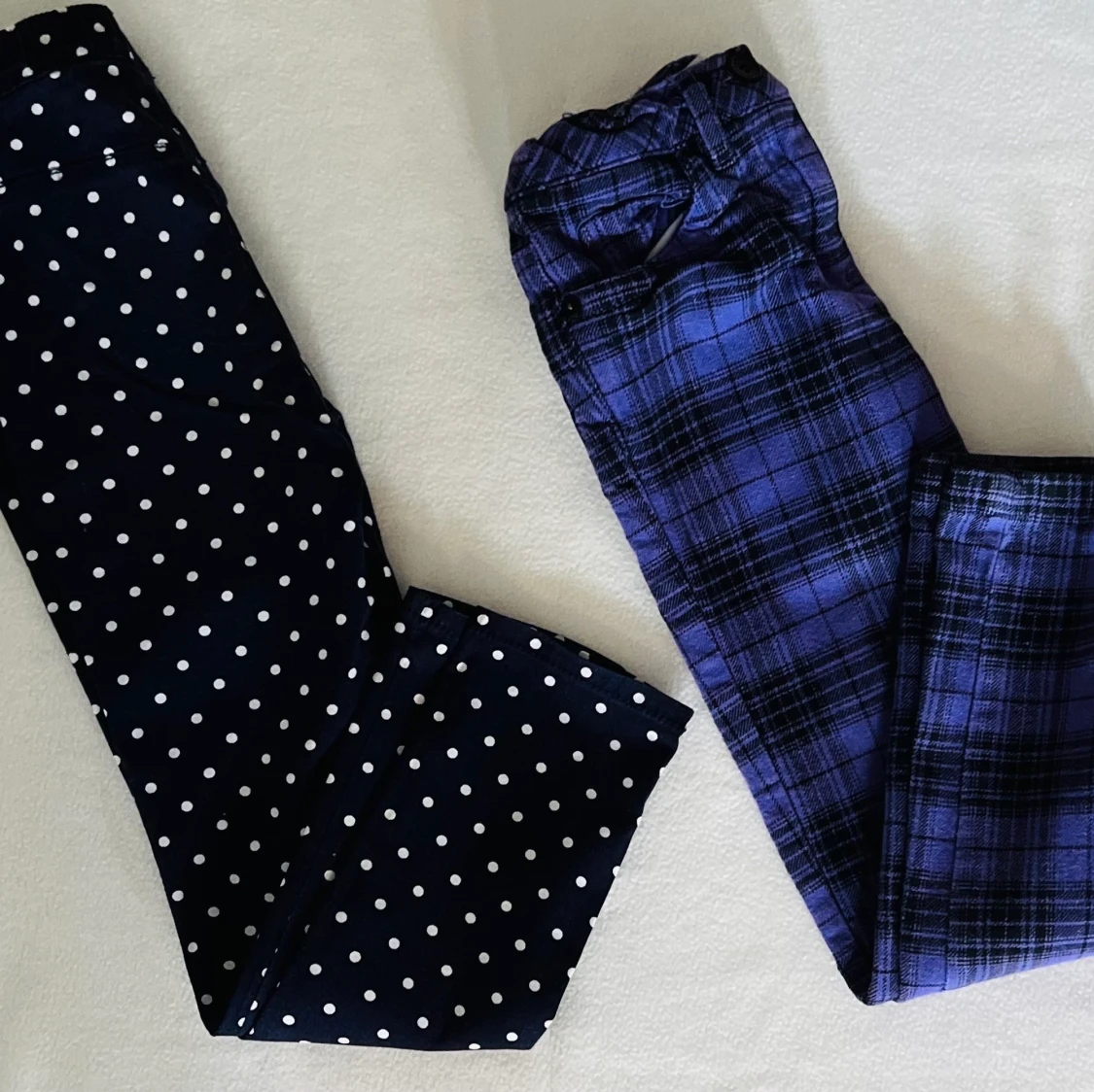 Två mönstrade byxor