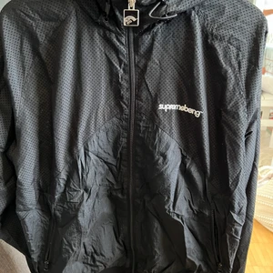 Supremebeng - Tunn vindjacka. Storlek medium