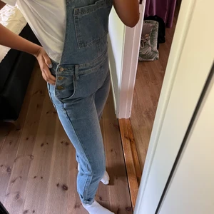 Hängselbyxor  - Hängselbyxor ifrån boohoo. Köparen står för frakten 