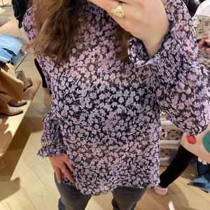 Lila blus - Säljer denna fina blus med ett lila blommigt mönster!