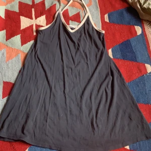 Urban outfitters klänning - Luftig halterneck klänning från Urban outfitters. Faller väldigt fint på mig som är M men kan passa en L också. Små fläckar som går bort i tvätt.