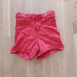 Röda Shorts  - Röda tighta shorts 