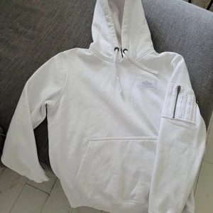 Alpha industries vit tröja - Oanvänd alpha luvtröja! Storlek S, men passar även medium Kom dm för intresse!  Nypris runt 1200