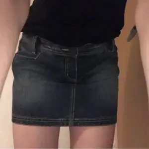 Söt jeans kjol med tryck på bakfickorna! Storlek M✨ ‼️tryck ej på köp nu‼️