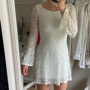 Vit spetsklänning - Perfekt vit klänning inför t.ex. student och konfa. Klänningen är i ett stretchigt material. Skick: Aldrig använd Märke: H&M, divided Storlek: XS