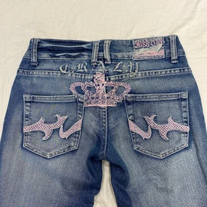 Jeans - Budet ligger på 910 kr buden e obvi oseriösa🙄 De perfekta lågmidjade bootcut jeansen med rhinestones o snyggaste detaljerna på rumpan o fickorna💕 MIDJA: ca 80 cm INNERBEN: 83 cm ja e 170 o xs för referens