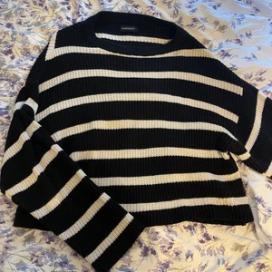 Tröja  - Randig tröja köpt på Zalando förra året. Strl M, använd några gånger men fortfarande i bra skick.  