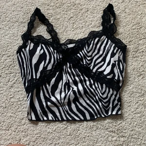 Zebra linne - Zebra linne ifrån SHEIN i strl xs🎸✨ änvänt 5 gånger!! Original pris är 80kr! Frakten bror på hur mkt de väger!