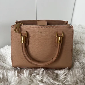 Schutz handväska  - Beige/ljusrosa handväska, röd inuti med bra fack. Knappast använd.