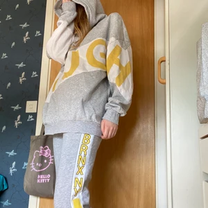 Cool hoodie med matchande byxor - På byxorna står det brooklyn och på hoodien står the tough :) Vill du köpa flera grejer går det att lösa med bra pris osv! Jag är 164 och har oftast S eller XS