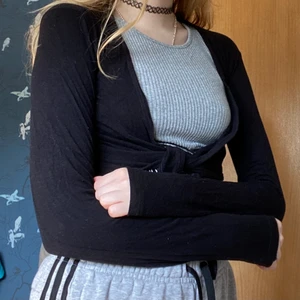 Svart kofta - Supertunn svart jacka med ett hjärta på ena sidan. Jätteskön att ha en varm sommardag! Vill du köpa flera grejer går det att lösa med bra pris osv! Jag är 164 och har oftast S eller XS