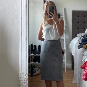 En grå kjol från H&M i storlek S🐰 ganska tjockt typ, så den är lite mer höstig ☕️ den går till knäna ungefär!  (Modellen är 156 cm lång och bär vanligtvis storlek xs)