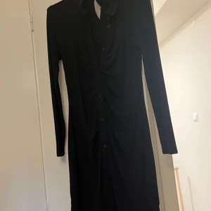 rynkad klänning - skitsnygg rynkad klänning, aldrig använd och har prislapp kvar 