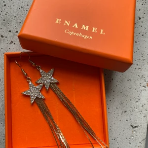 Örhängen  - Så fina guldiga örhängen! Från enamel