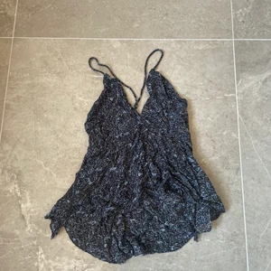 perfekt zara sommartopp💕 - Sommartopp från zara💕Köpt i spanien för något år sedan så är osäker ifall den fortfarande säljs⚡️