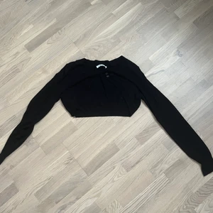 Svart bolero med knappar  - Fin bolero köpt på sellpy, passar till allt