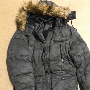 Zara jacka - Bra skick, använd ett par ggr. Säljes för att har ingen behov av den därav pris kan diskuteras vid snabb affär!