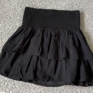 En svart volang kjol, köp ifrån plick men aldrig använd. Pris kan alltid diskuteras😁