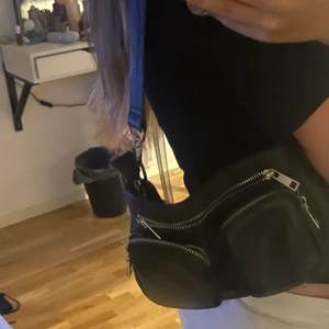 Väska - Säljer min fina svarta väska som knappt aldrig kommit till användning, det finns både ett långt och kort band att välja mellan super snygg! säljer den för 200kr plus 50kr frakt 💙