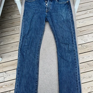 Levis 501 - Mörkblå jeans från levis, modell 501 i bra skick. Stl 32/32, nypris 1100kr