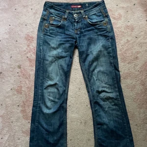 Så balla lågmidjade jeans - Skitfina lågmidjade jeans som tyvärr ej passar mig längre! Är 175cm och de är lite korta på mig. 