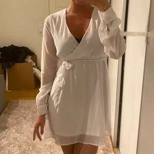 Vit klänning - Använd 1 gång Storlek 34