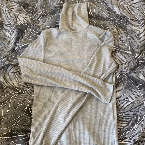 Tröja - Grå, S från New yorkes. Har aldrig använt 