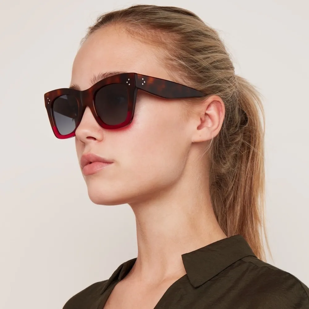 Såå unika och snygga solglasögon från Celine som är i flammad brun blandat med en röd/mörkrosa kant nedtill❤️💖 Nypris är 3500 kr, säljer för 1700💕 Så sjukt bra kvalite så håller länge!! . Accessoarer.