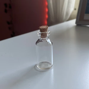 Små glasflaskor - Glasflaskorna är ca 5 cm. kommer packas väl så att dem ej går sönder!💕 styckpris☺️, tryck inte på köp nu! det är 18 stycken :) pris diskuteras!!!